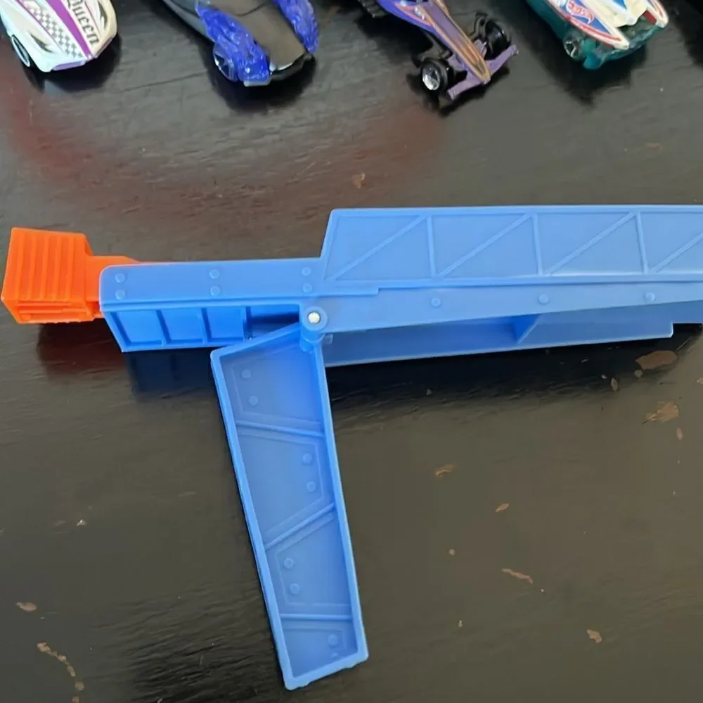 Mattel Hot Wheels Stunt & Go Track Set + 9 Hot Wheels Cars